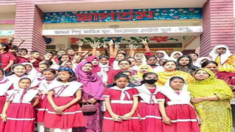 ঠাকুরগাঁও সদরের শিশুদের চোখে বাংলা বইয়ের রঙিন জগৎ ঠাকুরগাঁও সদরের শিশুদের চোখে বাংলা বইয়ের রঙিন জগৎ
