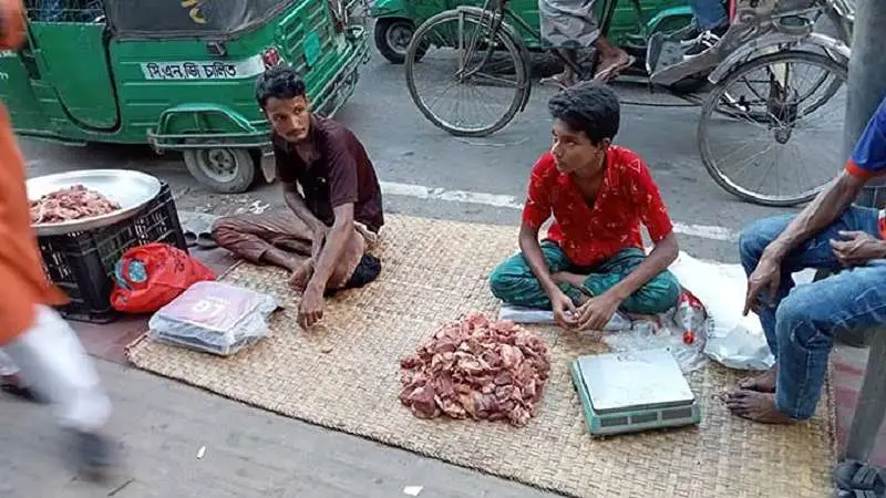 রাজধানীর বিভিন্ন মোড়ে মোড়ে বিক্রি হচ্ছে কোরবানির মাংস রাজধানীর বিভিন্ন মোড়ে মোড়ে বিক্রি হচ্ছে কোরবানির মাংস