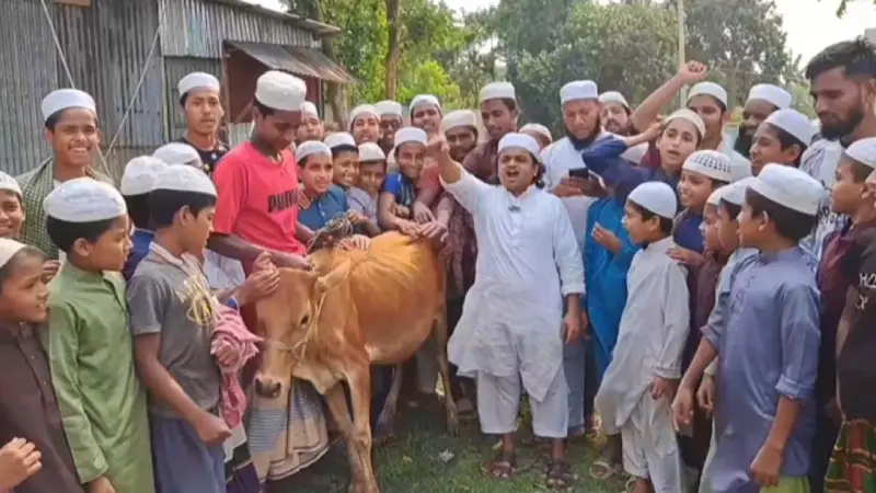আ.লীগের কার্যক্রম নিষিদ্ধ হওয়ায় গরু ‘কোরবানি’ করলেন মাওলানা রফিকুল আ.লীগের কার্যক্রম নিষিদ্ধ হওয়ায় গরু ‘কোরবানি’ করলেন মাওলানা রফিকুল