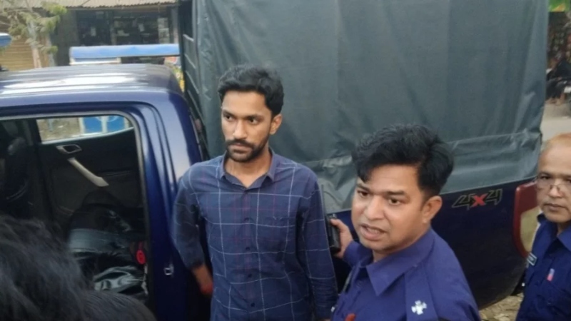 এবার বাথরুমে পালিয়েও শেষ রক্ষা হলো না নিষিদ্ধ সংগঠন ছাত্রলীগ নেতার এবার বাথরুমে পালিয়েও শেষ রক্ষা হলো না নিষিদ্ধ সংগঠন ছাত্রলীগ নেতার
