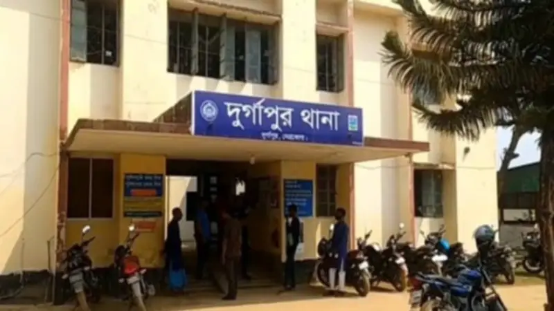মেয়েকে উত্ত্যক্তের প্রতিবাদ করায় বাবাকে মেরে জখম মেয়েকে উত্ত্যক্তের প্রতিবাদ করায় বাবাকে মেরে জখম