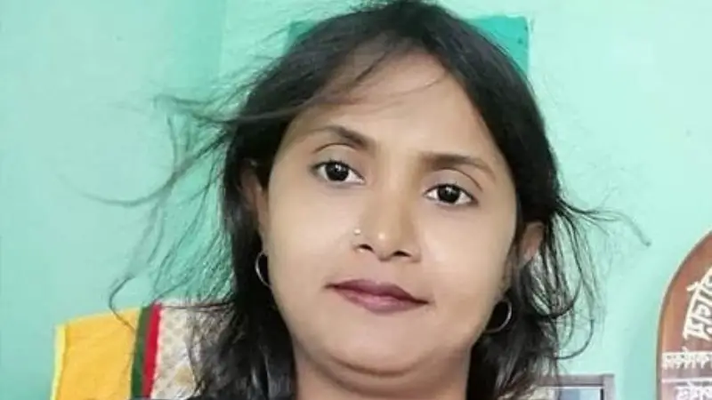 চাটমোহরে মহিলা আ.লীগ নেত্রী পাখি গ্রেপ্তার চাটমোহরে মহিলা আ.লীগ নেত্রী পাখি গ্রেপ্তার