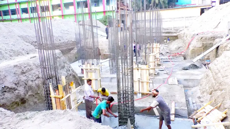 নিম্নমানের সামগ্রী দিয়ে স্কুল ভবন নির্মাণ, ভেঙে ফেলল ঠিকাদার নিম্নমানের সামগ্রী দিয়ে স্কুল ভবন নির্মাণ, ভেঙে ফেলল ঠিকাদার