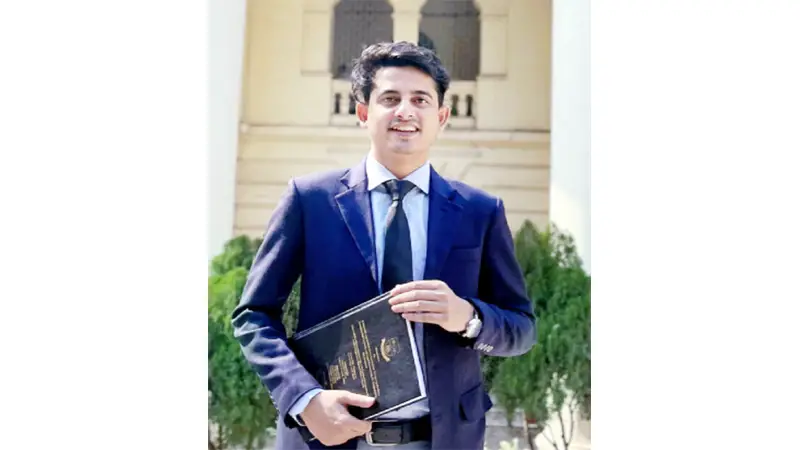 প্রতিদিন ১০ ঘণ্টা পড়তেন উমায়ের প্রতিদিন ১০ ঘণ্টা পড়তেন উমায়ের