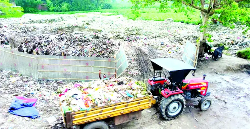 স্কুলের পাশে ময়লার ভাগাড় স্কুলের পাশে ময়লার ভাগাড়