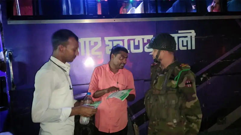 জয়পুরহাটে ঢাকাগামী বাসে সেনা অভিযান, অতিরিক্ত ভাড়া ফেরত পেলেন যাত্রীরা জয়পুরহাটে ঢাকাগামী বাসে সেনা অভিযান, অতিরিক্ত ভাড়া ফেরত পেলেন যাত্রীরা