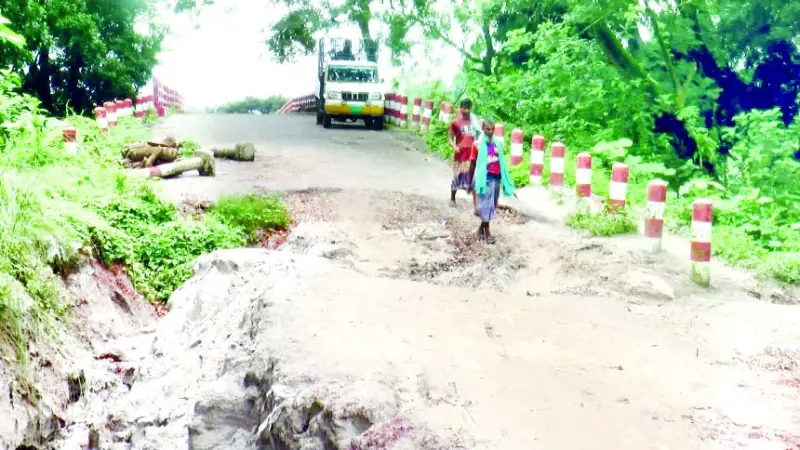 মাদারীপুরে সেতু আছে সড়ক নেই মাদারীপুরে সেতু আছে সড়ক নেই