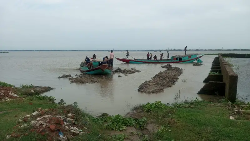 বিজয়নগরে নৌযানে ফসলি জমির মাটি যাচ্ছে ইটভাটায় বিজয়নগরে নৌযানে ফসলি জমির মাটি যাচ্ছে ইটভাটায়