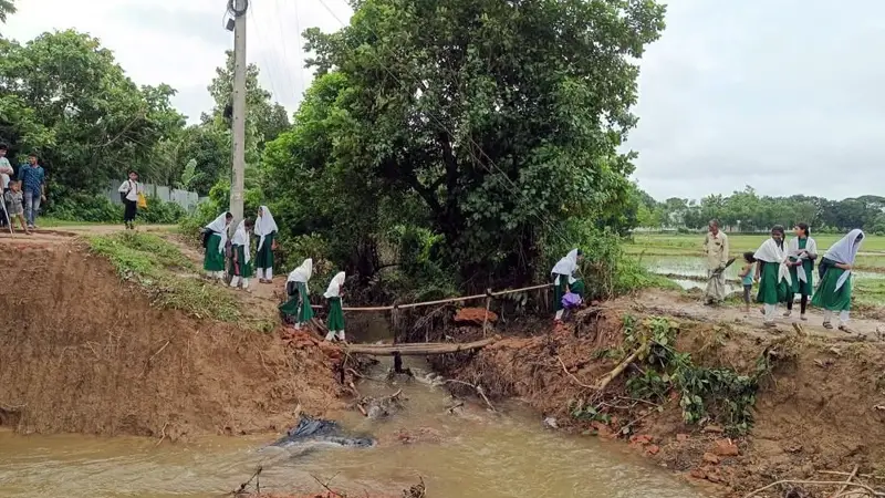 সড়কের উন্নয়ন কাজে গাফিলতি, ভোগান্তিতে ১৫ হাজার মানুষ সড়কের উন্নয়ন কাজে গাফিলতি, ভোগান্তিতে ১৫ হাজার মানুষ