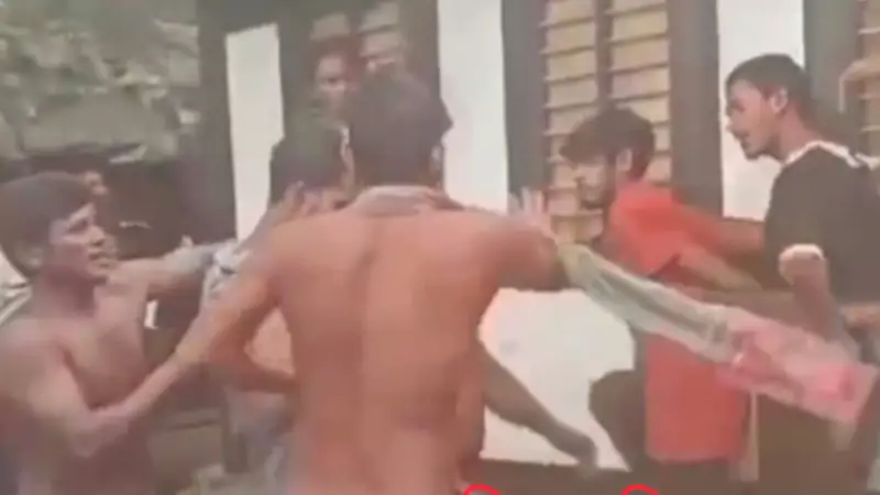 ডাসারে চুরির অভিযোগে দুই কিশোরকে বেঁধে মারধরের ঘটনা ভাইরাল ডাসারে চুরির অভিযোগে দুই কিশোরকে বেঁধে মারধরের ঘটনা ভাইরাল