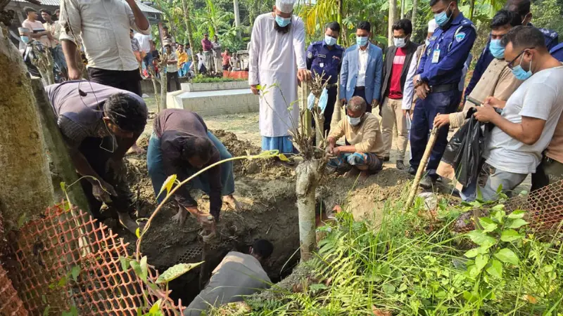 ১১ বছর পর শিবিরকর্মীর কবর থেকে মরদেহ উত্তোলন, মিলল গুলি ১১ বছর পর শিবিরকর্মীর কবর থেকে মরদেহ উত্তোলন, মিলল গুলি