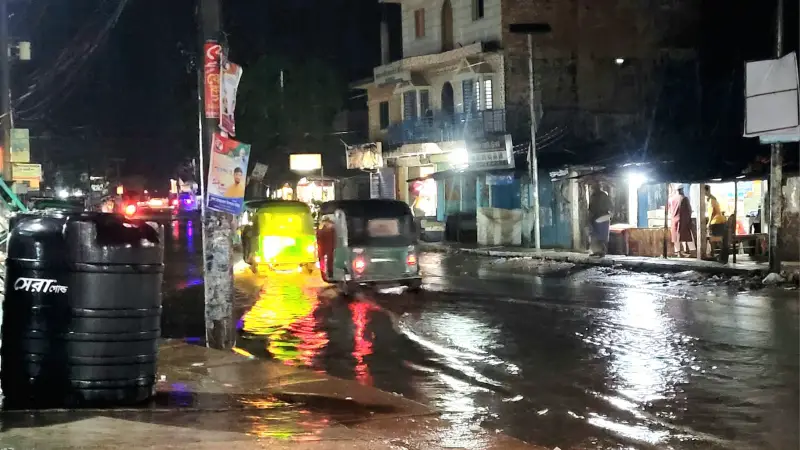 অল্প বৃষ্টিতেই জলাবদ্ধতা, ব্যবসা-বাণিজ্য ও জনজীবনে ভোগান্তি অল্প বৃষ্টিতেই জলাবদ্ধতা, ব্যবসা-বাণিজ্য ও জনজীবনে ভোগান্তি