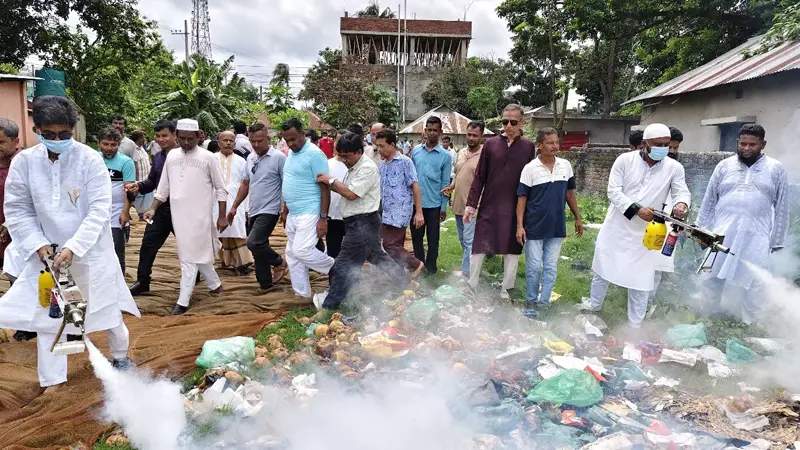 কুমিল্লায় মশা নিধনে মাঠে মানবিক সংগঠন ‘বিবেক’ কুমিল্লায় মশা নিধনে মাঠে মানবিক সংগঠন ‘বিবেক’
