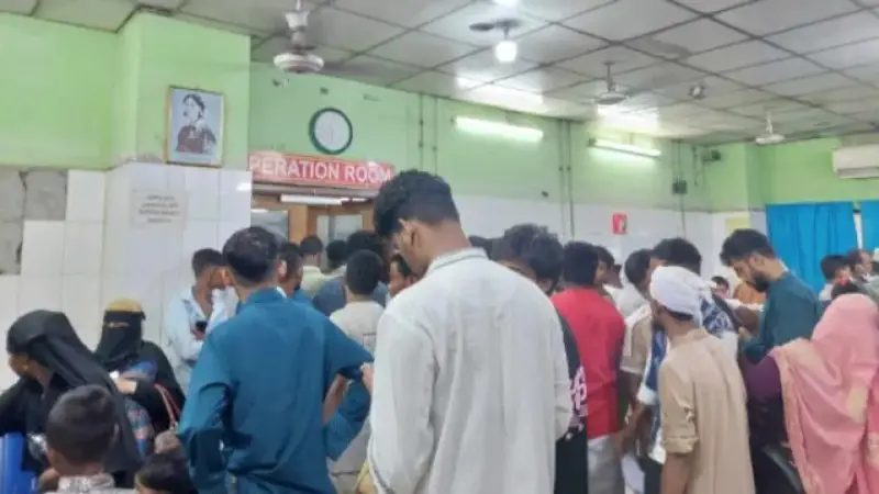 কোরবানি দিতে গিয়ে কারো কেটে গেছে হাত, ভেঙে গেছে পা! কোরবানি দিতে গিয়ে কারো কেটে গেছে হাত, ভেঙে গেছে পা!