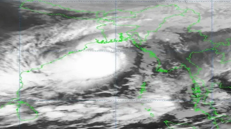 প্রবল ঘূর্ণিঝড়ে রূপ নিয়েছে দানা প্রবল ঘূর্ণিঝড়ে রূপ নিয়েছে দানা