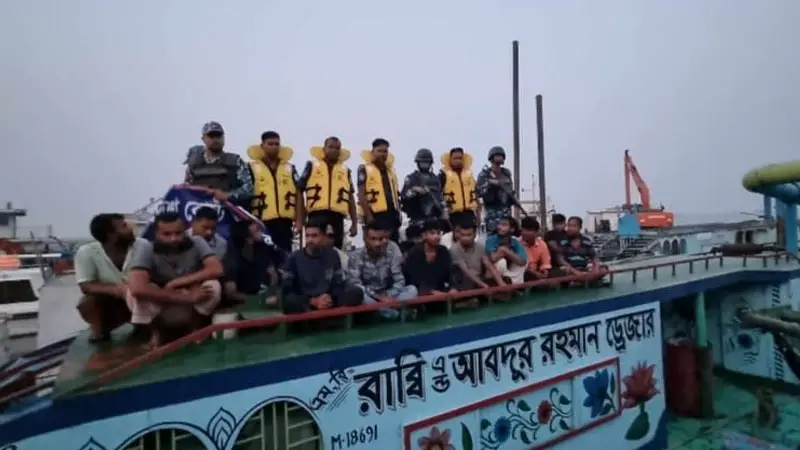 যমুনা নদীতে মধ্যরাতের হানা, ড্রেজারসহ আটক ১৮ যমুনা নদীতে মধ্যরাতের হানা, ড্রেজারসহ আটক ১৮