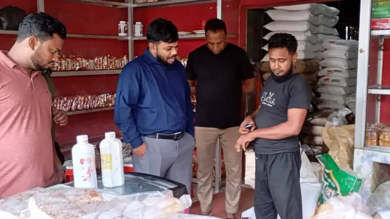 ফটিকছড়িতে খাবার তৈরির নামে ভয়াবহ অনিয়ম! ফটিকছড়িতে খাবার তৈরির নামে ভয়াবহ অনিয়ম!