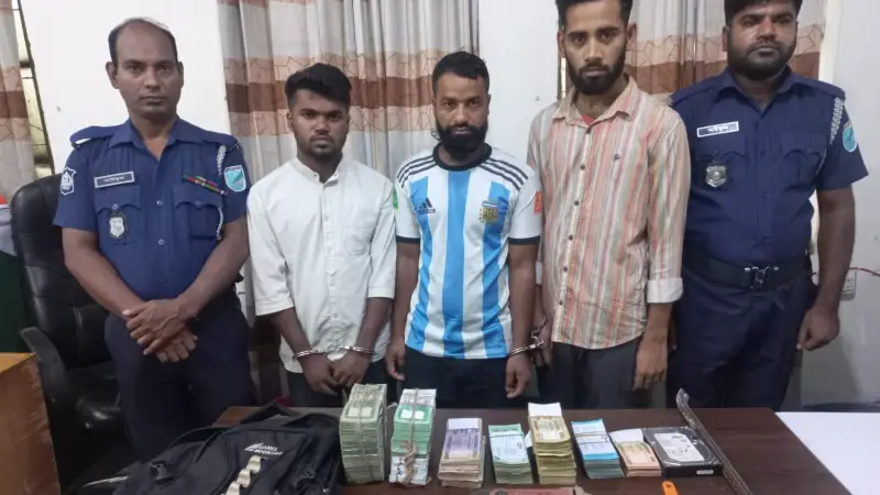 ব্যাংকের ভোল্ট ভেঙ্গে ১৫ লাখ ৩০ হাজার টাকা চুরির ঘটনায় গ্রেফতার ৩ ব্যাংকের ভোল্ট ভেঙ্গে ১৫ লাখ ৩০ হাজার টাকা চুরির ঘটনায় গ্রেফতার ৩