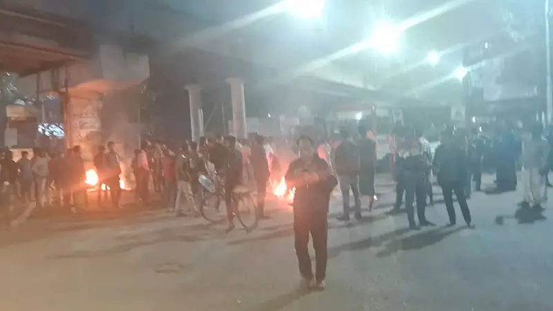 হঠাৎ রাতে রাজধানীতে আগুন জ্বালিয়ে সড়ক অবরোধ হঠাৎ রাতে রাজধানীতে আগুন জ্বালিয়ে সড়ক অবরোধ