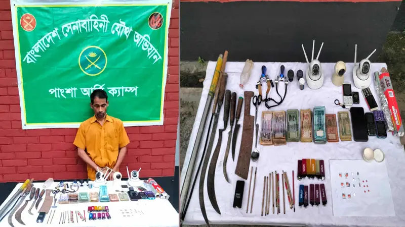 রাজবাড়ীতে ’ডন’ বরকতের ইয়াবা সাম্রাজ্য ভেঙে দিল সেনাবাহিনী রাজবাড়ীতে ’ডন’ বরকতের ইয়াবা সাম্রাজ্য ভেঙে দিল সেনাবাহিনী