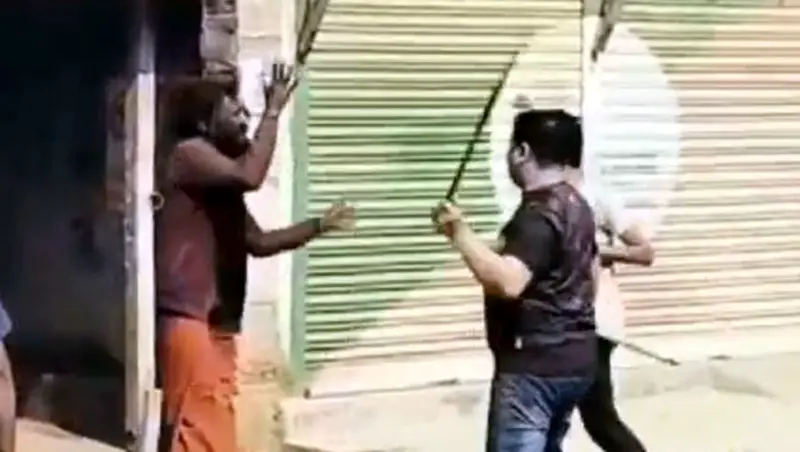 মানসিক ভারসাম্যহীন ব্যক্তিকে মারধর, ভিডিও ভাইরাল মানসিক ভারসাম্যহীন ব্যক্তিকে মারধর, ভিডিও ভাইরাল