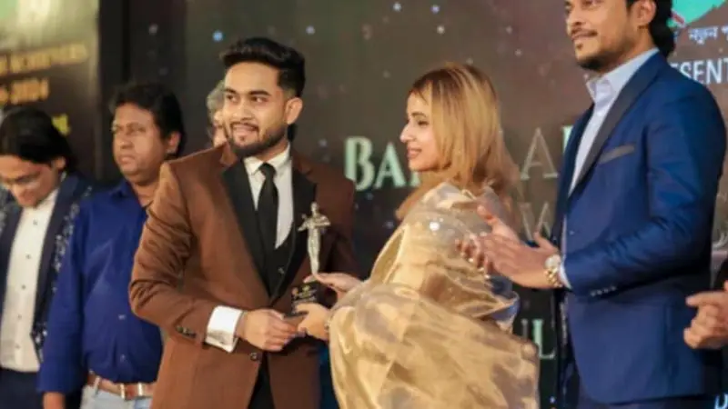 ‘চ্যানেল আই সেরা উদ্যোক্তা’ পুরস্কার পেলেন আহমেদ বিন সজিব ‘চ্যানেল আই সেরা উদ্যোক্তা’ পুরস্কার পেলেন আহমেদ বিন সজিব