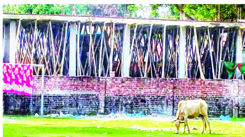 বরিশালে কলেজের মাঠ দখল করে মার্কেট নির্মাণ বরিশালে কলেজের মাঠ দখল করে মার্কেট নির্মাণ
