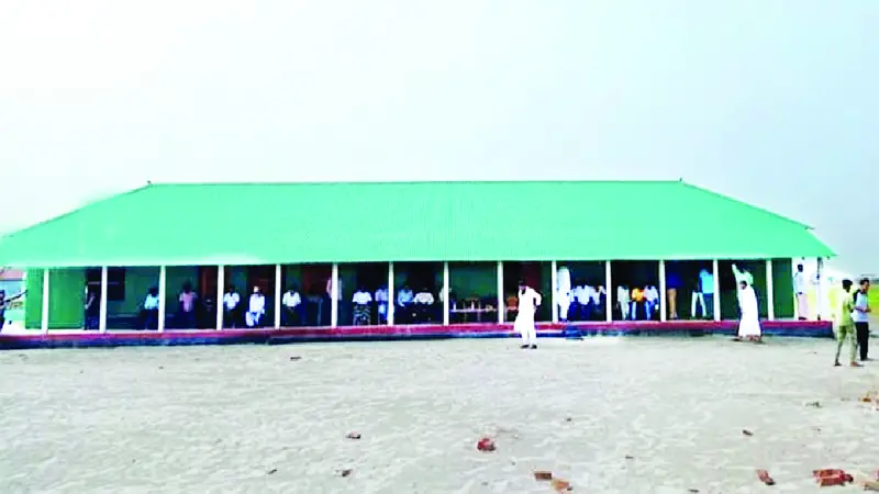 নির্জন পদ্মার চরে গড়ে উঠেছে বাতিঘর নির্জন পদ্মার চরে গড়ে উঠেছে বাতিঘর