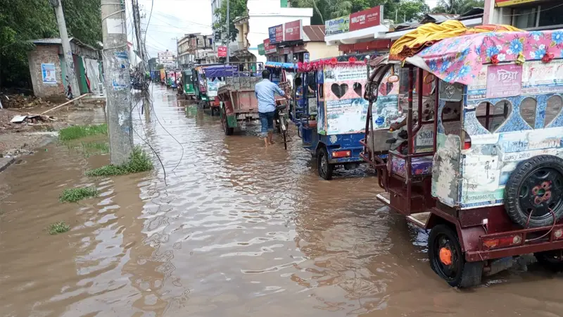 সন্দ্বীপ শহরে সামান্য বৃষ্টিতেই কাদা-পানি, যানজট ও জনদুর্ভোগ চরমে সন্দ্বীপ শহরে সামান্য বৃষ্টিতেই কাদা-পানি, যানজট ও জনদুর্ভোগ চরমে
