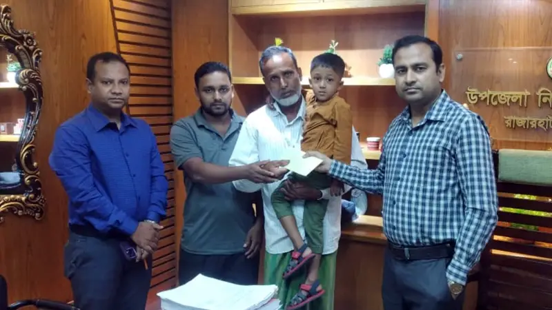 রাজারহাটে ক্যান্সারে আক্রান্ত শিশু ফাহিমকে আর্থিক সহায়তা দিলেন ইউএনও রাজারহাটে ক্যান্সারে আক্রান্ত শিশু ফাহিমকে আর্থিক সহায়তা দিলেন ইউএনও