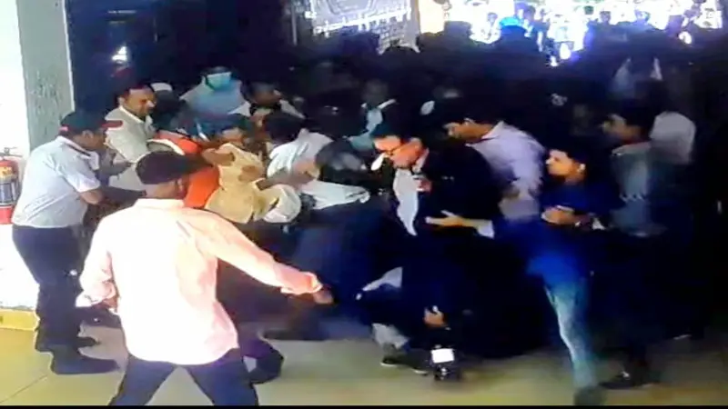 অটোপাসের দাবিতে জাতীয় বিশ্ববিদ্যালয়ের উপাচার্যের ওপর হামলা অটোপাসের দাবিতে জাতীয় বিশ্ববিদ্যালয়ের উপাচার্যের ওপর হামলা