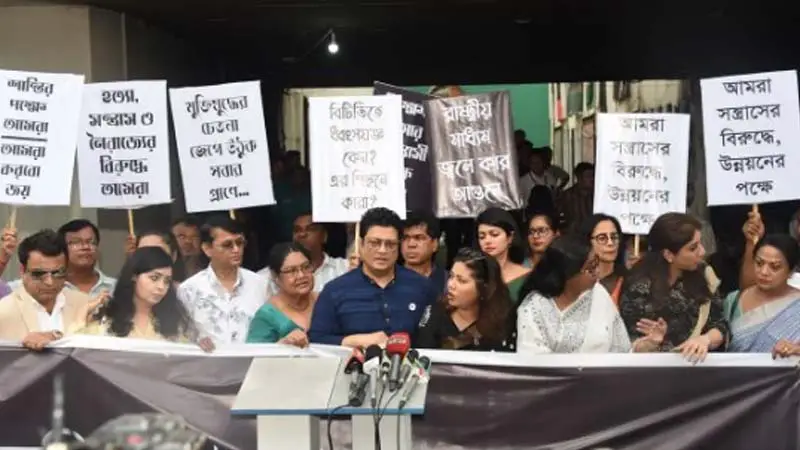 বিটিভি প্রাঙ্গণে সহিংসতার বিরুদ্ধে শিল্পীরা বিটিভি প্রাঙ্গণে সহিংসতার বিরুদ্ধে শিল্পীরা