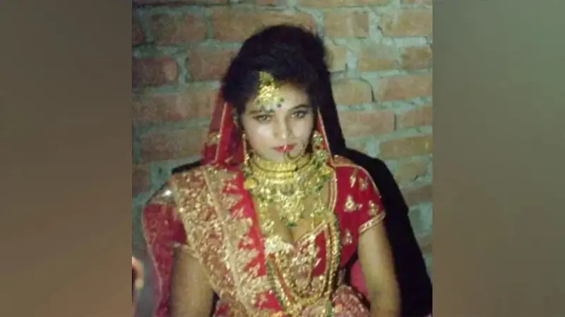 যৌতুকের দাবি পূরণ না করায় বাড়িতে এনেই নববধূকে পিটিয়ে হত্যা করলেন বর যৌতুকের দাবি পূরণ না করায় বাড়িতে এনেই নববধূকে পিটিয়ে হত্যা করলেন বর