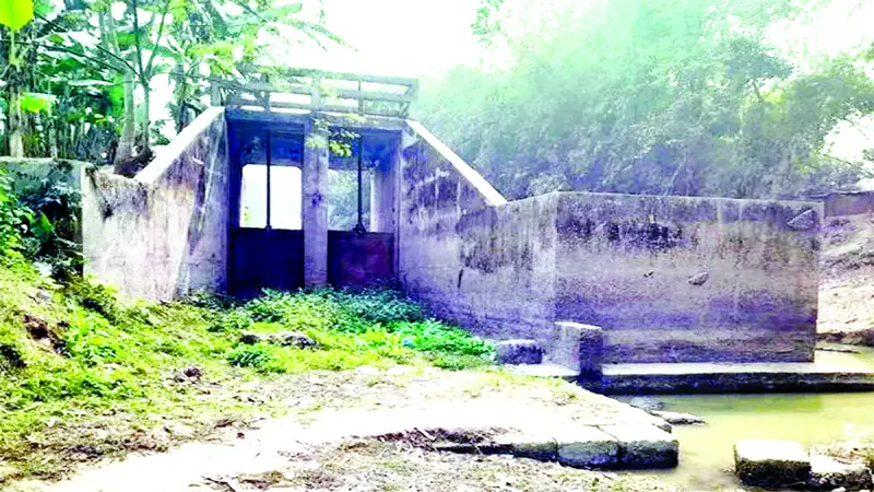 কোটি টাকার স্লুইস গেট পরিত্যক্ত কোটি টাকার স্লুইস গেট পরিত্যক্ত