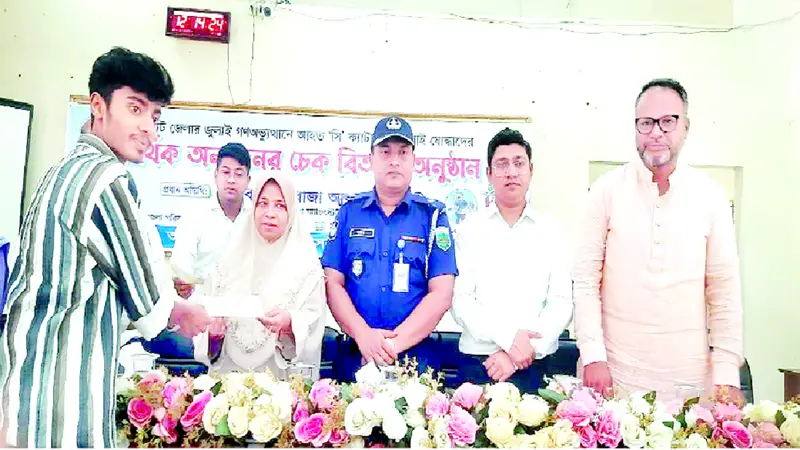 জয়পুরহাটে জুলাই যোদ্ধাদের আর্থিক অনুদানের চেক বিতরণ জয়পুরহাটে জুলাই যোদ্ধাদের আর্থিক অনুদানের চেক বিতরণ