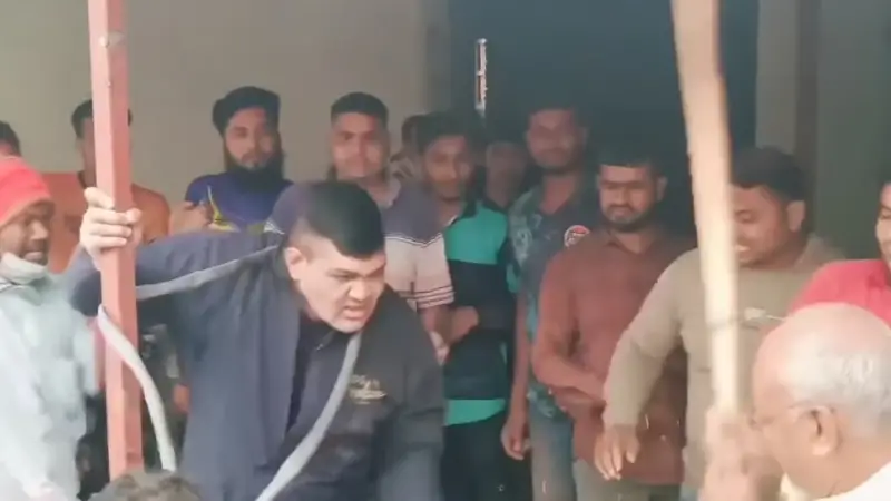 ছিনতাইকালে ভুয়া ডিবি পুলিশকে গণধোলাই ছিনতাইকালে ভুয়া ডিবি পুলিশকে গণধোলাই