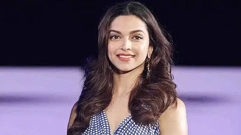 কনসার্টের মাঝপথে ভিন্ন ভাবে ধরা দিলেন দীপিকা কনসার্টের মাঝপথে ভিন্ন ভাবে ধরা দিলেন দীপিকা