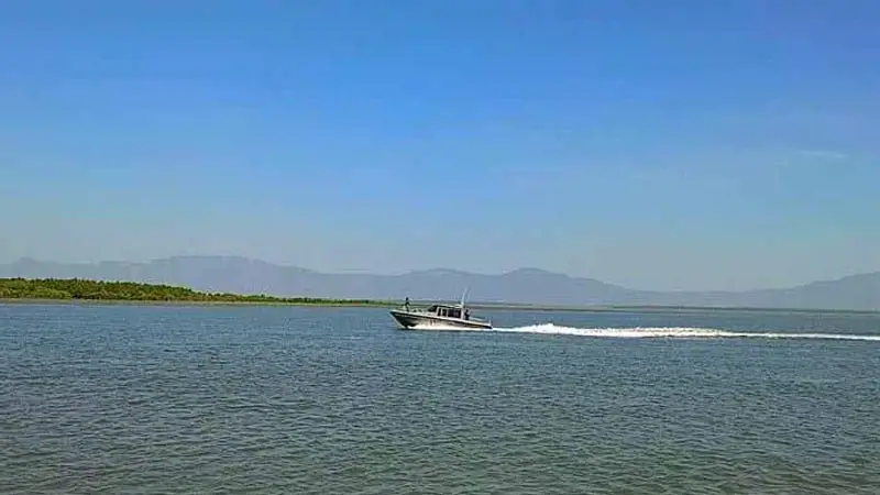 বঙ্গোপসাগরে বাংলাদেশি মাছ ধরার ট্রলারে গুলিবর্ষণ, জেলে নিহত বঙ্গোপসাগরে বাংলাদেশি মাছ ধরার ট্রলারে গুলিবর্ষণ, জেলে নিহত