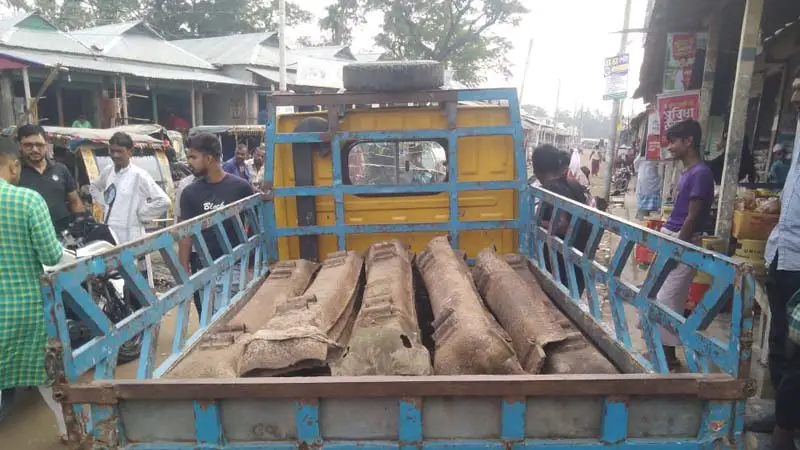 রেলওয়ের স্লিপারসহ ট্রাক আটক করল জনতা, পালিয়ে গেল চোর রেলওয়ের স্লিপারসহ ট্রাক আটক করল জনতা, পালিয়ে গেল চোর