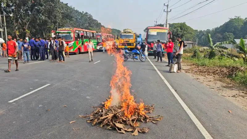 অধ্যক্ষের কলেজে ফেরার খবরে স্থানীয়দের হামলায় ২০ শিক্ষার্থী আহত অধ্যক্ষের কলেজে ফেরার খবরে স্থানীয়দের হামলায় ২০ শিক্ষার্থী আহত