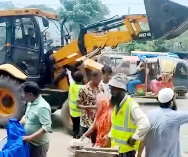 টঙ্গী স্টেশন রোডের ফুটপাত দখলমুক্ত করতে গাজীপুর সিটি কর্পোরেশনের উচ্ছেদ অভিযান টঙ্গী স্টেশন রোডের ফুটপাত দখলমুক্ত করতে গাজীপুর সিটি কর্পোরেশনের উচ্ছেদ অভিযান