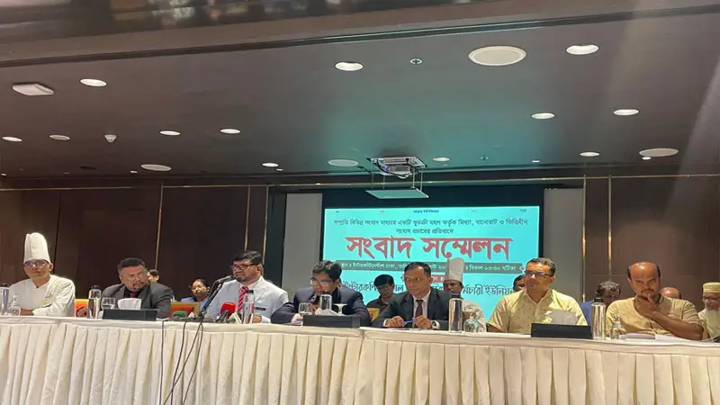 এখানে কোন আয়না ঘর নেই আছে ফুলের বাগান এখানে কোন আয়না ঘর নেই আছে ফুলের বাগান