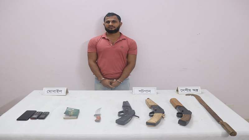 কুমিল্লায় যৌথ বাহিনীর অভিযান, অস্ত্রসহ দুই ব্যবসায়ী গ্রেফতার কুমিল্লায় যৌথ বাহিনীর অভিযান, অস্ত্রসহ দুই ব্যবসায়ী গ্রেফতার