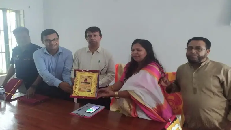 ‘আদর্শ প্রজন্ম গড়তে শিক্ষকতাকে পেশা নয়, ব্রত হিসেবে গ্রহন করতে হবে’ ‘আদর্শ প্রজন্ম গড়তে শিক্ষকতাকে পেশা নয়, ব্রত হিসেবে গ্রহন করতে হবে’