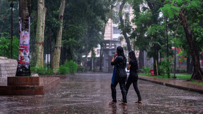 বৃষ্টিতে গোসল: ভালো না খারাপ? সতর্কতা ও স্বাস্থ্যঝুঁকি বৃষ্টিতে গোসল: ভালো না খারাপ? সতর্কতা ও স্বাস্থ্যঝুঁকি
