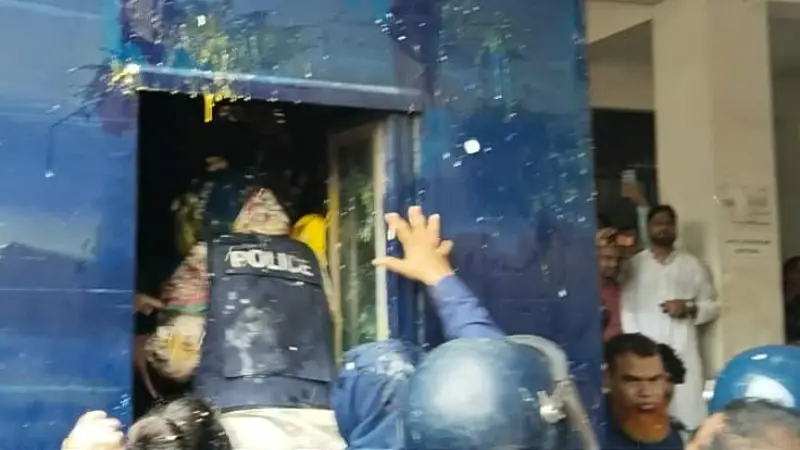 কন্ঠশিল্পী মমতাজের ফাঁসির দাবিতে উত্তাল আদালতপাড়া: ডিম নিক্ষেপ কন্ঠশিল্পী মমতাজের ফাঁসির দাবিতে উত্তাল আদালতপাড়া: ডিম নিক্ষেপ