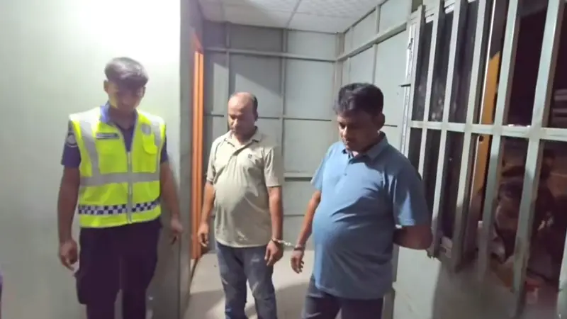 দুমকি চেক টোলপ্লাজা থেকে দুই ভুয়া র্যাব সদস্য গ্রেপ্তার দুমকি চেক টোলপ্লাজা থেকে দুই ভুয়া র্যাব সদস্য গ্রেপ্তার