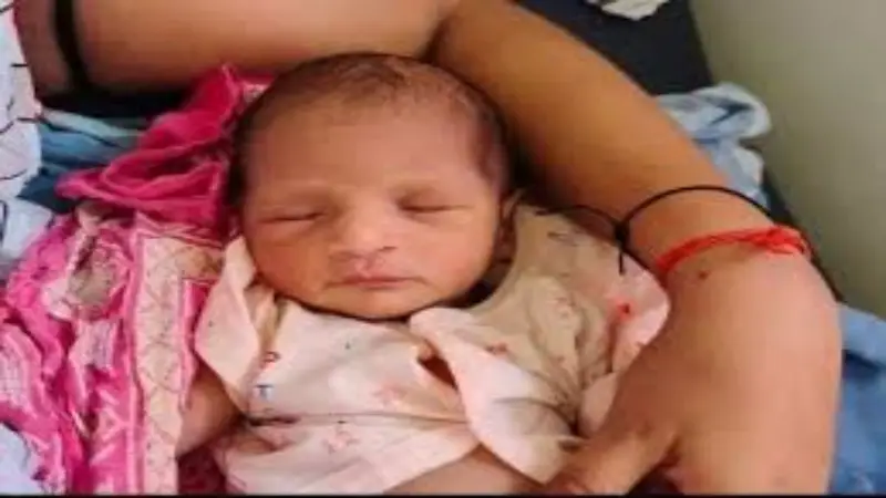 শহীদদের শ্রদ্ধায় ১৭ নবজাতকের নাম ‘সিঁদুর’ শহীদদের শ্রদ্ধায় ১৭ নবজাতকের নাম ‘সিঁদুর’