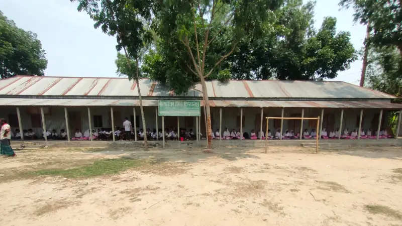 দীর্ঘদিনের দ্বন্দ্বের অবসান, পূর্বের স্থানেই বহাল বিদ্যালয় দীর্ঘদিনের দ্বন্দ্বের অবসান, পূর্বের স্থানেই বহাল বিদ্যালয়