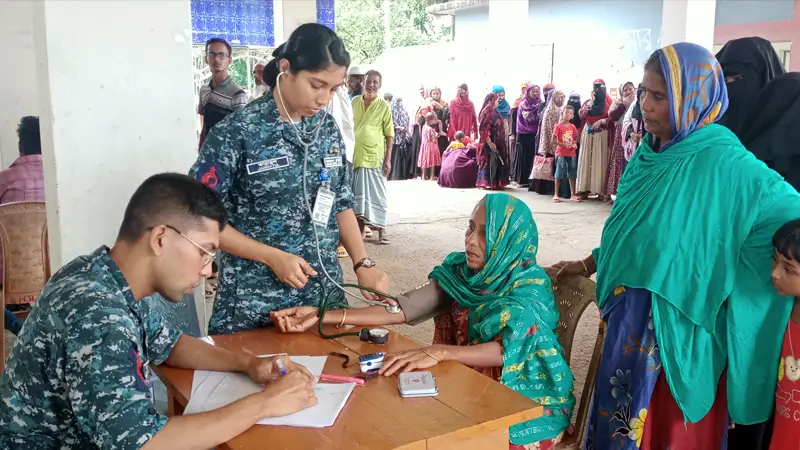 রাঙ্গাবালীতে নৌবাহিনীর বিনামূল্যে চিকিৎসা সেবা রাঙ্গাবালীতে নৌবাহিনীর বিনামূল্যে চিকিৎসা সেবা
